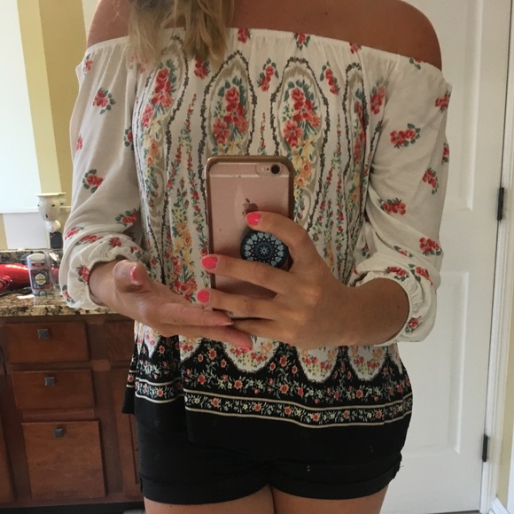 ❤️5/$13 ❗️ONE LEFT❗️🎉🎊HP 8/8 off shoulder top - Picture 7 of 7