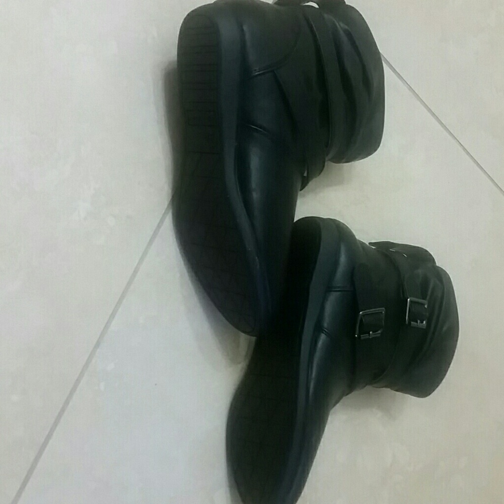 Shoes - Picture 2 of 3