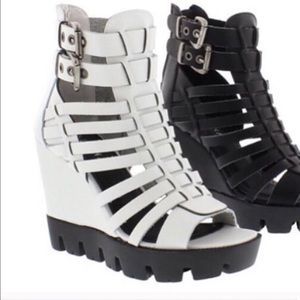 White caged wedges✨Perfect for summer!!!