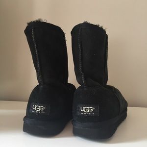 Black ugg boots