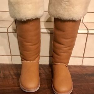 UGG's Brand new leather w/ sheepskin size 8