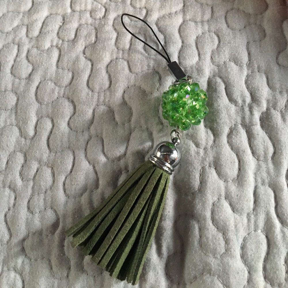 👉keychain/phone charm free with purchase