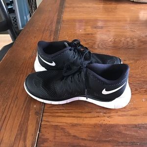 Boys: black NIKE 5.0 tennis shoes