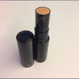 Cle de Peau concealer