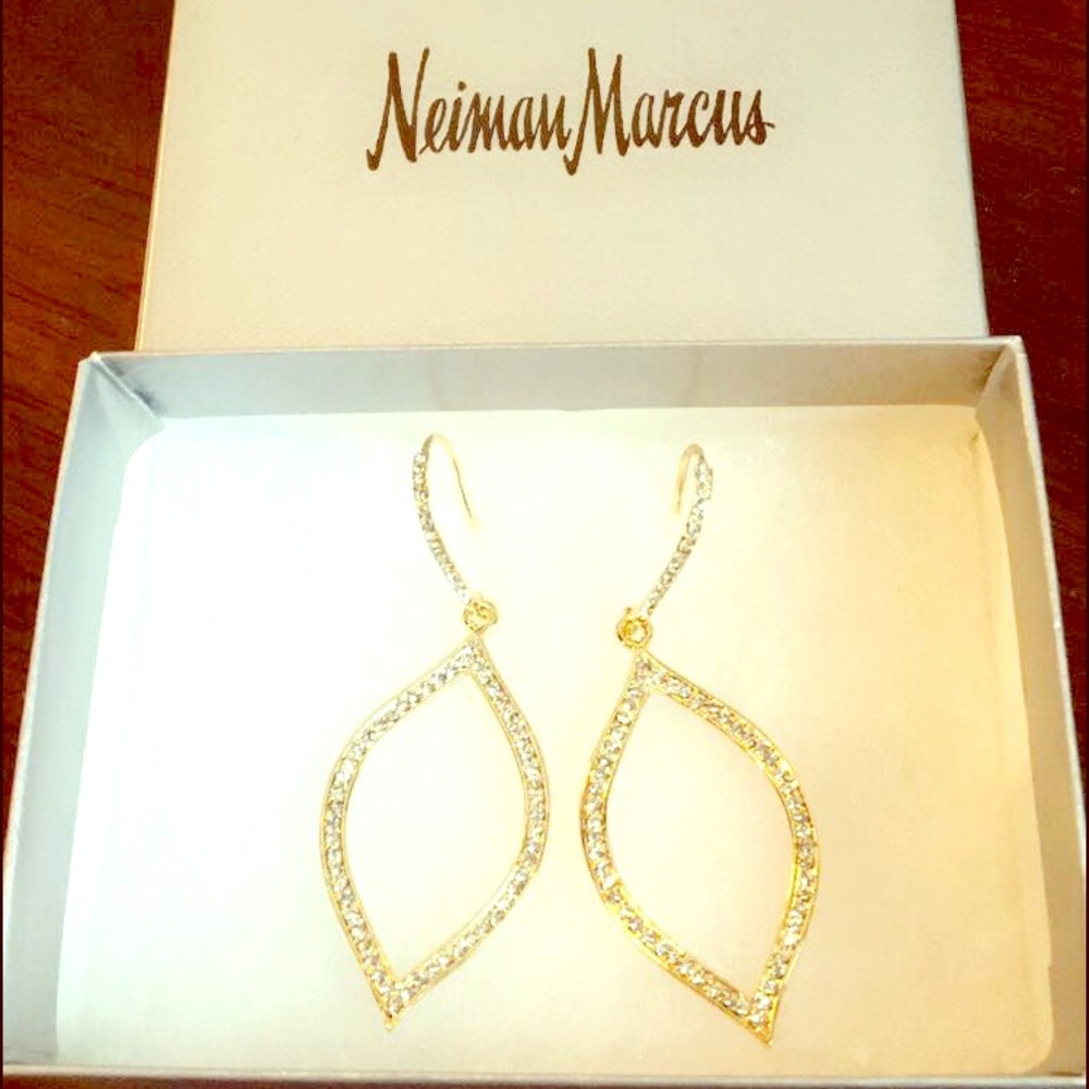 BRAND NEW! Gorgeous Gold Leaf Dangle Earrings