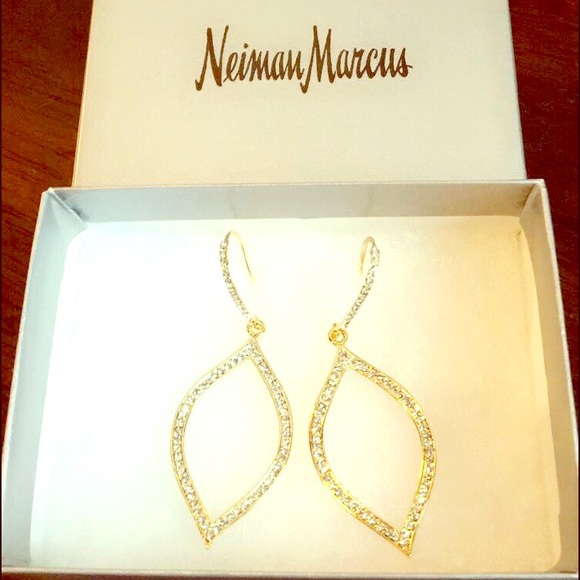 BRAND NEW! Gorgeous Gold Leaf Dangle Earrings - Picture 1 of 1