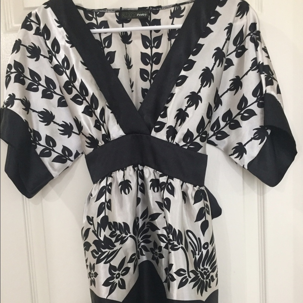 🎉last call🎉Black and white kimono style top