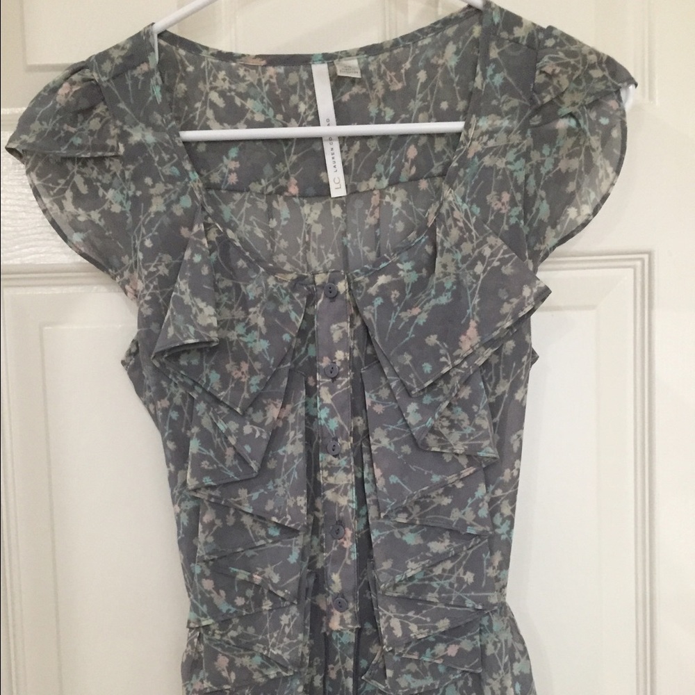 🎉SALE🎉Light grayish purple top with flowers