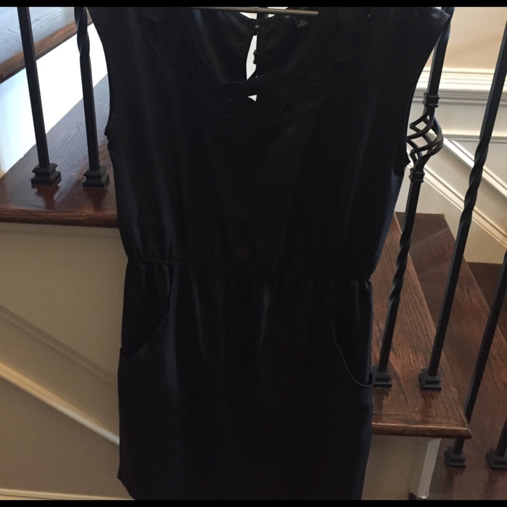 Black sleeveless dress with pockets