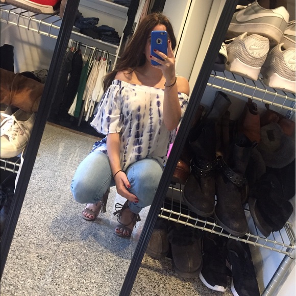 ONE LEFT!! ๐CLEARANCE ๐ฅ๐๐ White & Blue Top. - Picture 2 of 4