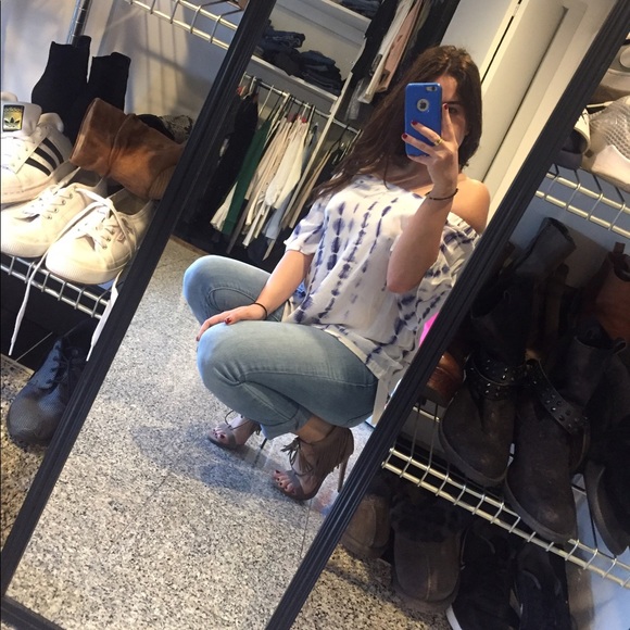 ONE LEFT!! ๐CLEARANCE ๐ฅ๐๐ White & Blue Top. - Picture 3 of 4