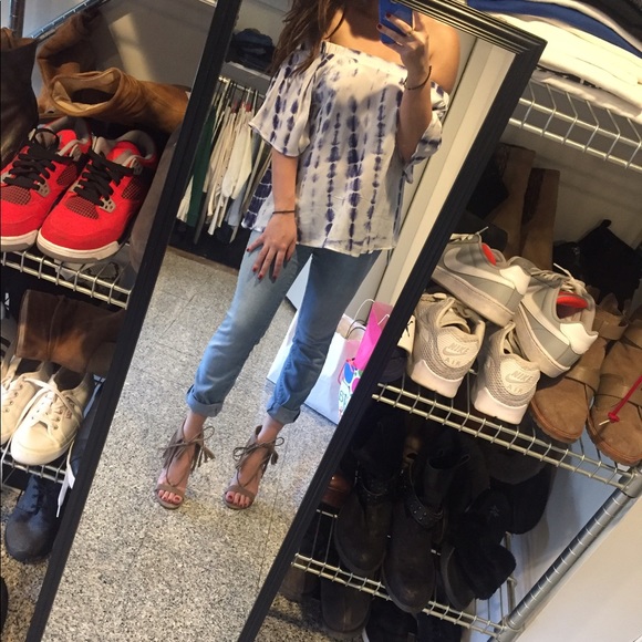 ONE LEFT!! ๐CLEARANCE ๐ฅ๐๐ White & Blue Top. - Picture 4 of 4