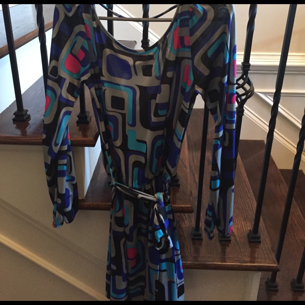 Silky long sleeved patterned dress with belt