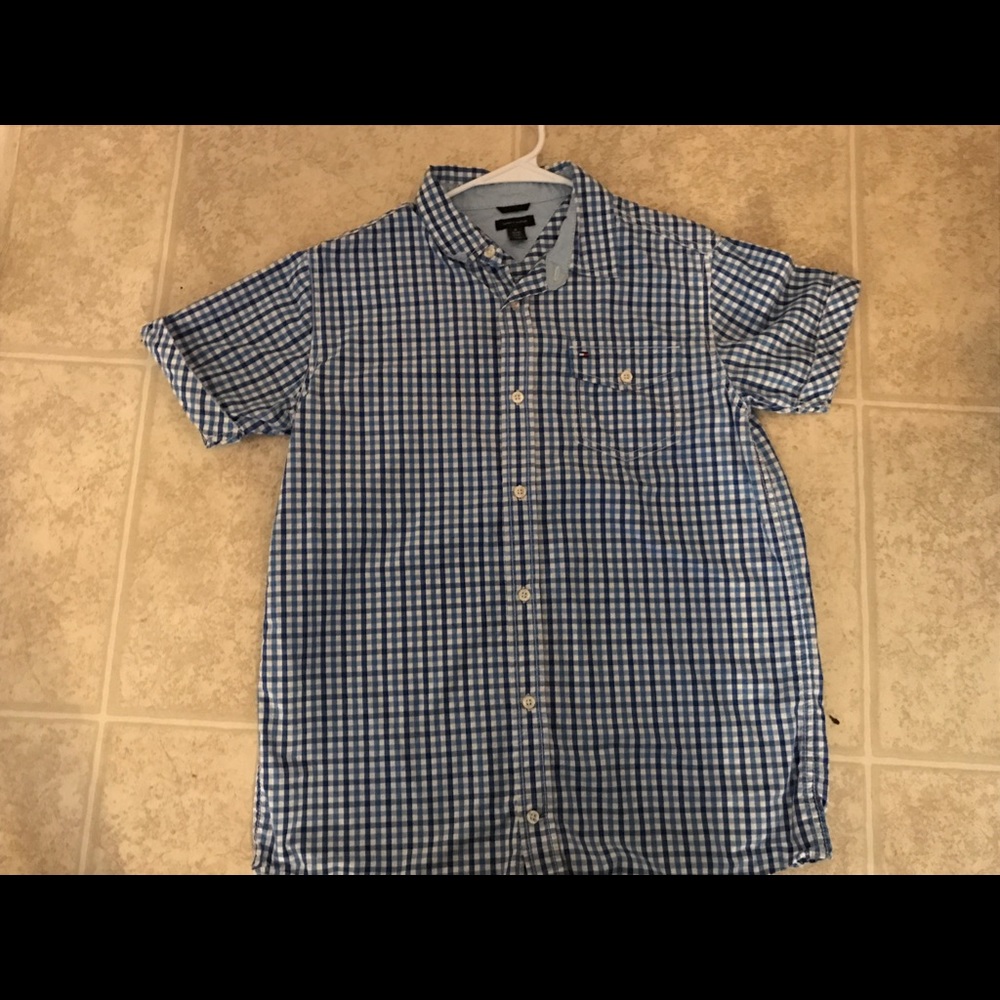 TOMMY HILFIGER BUTTON  UP POLO. Size XLboys