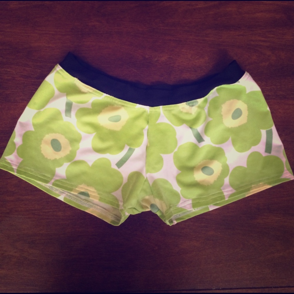 Heidi hat hot yoga short small low rise