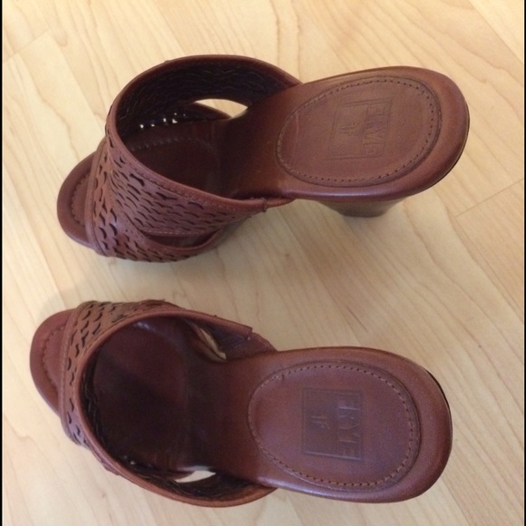 Frye Platform Slide - Picture 2 of 8