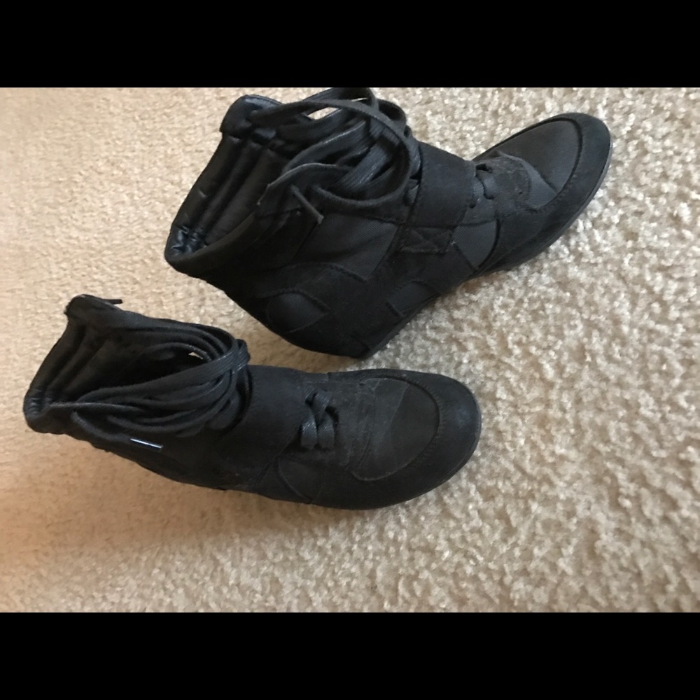 Black wedge sneakers
