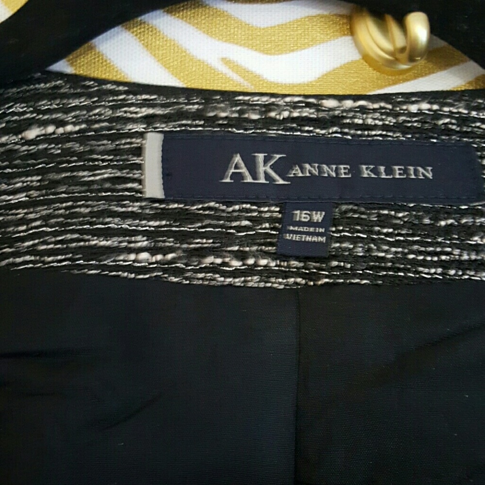 Ladies Jacket - Picture 2 of 3