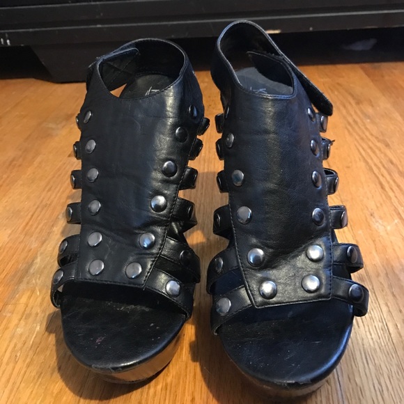 Black heels - Picture 2 of 2