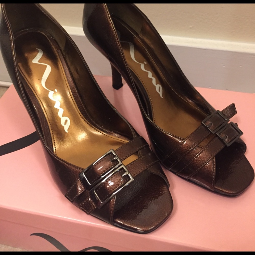 Nina Femme Brown Peep-Toe Pumps
