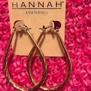Cute gold earrings.