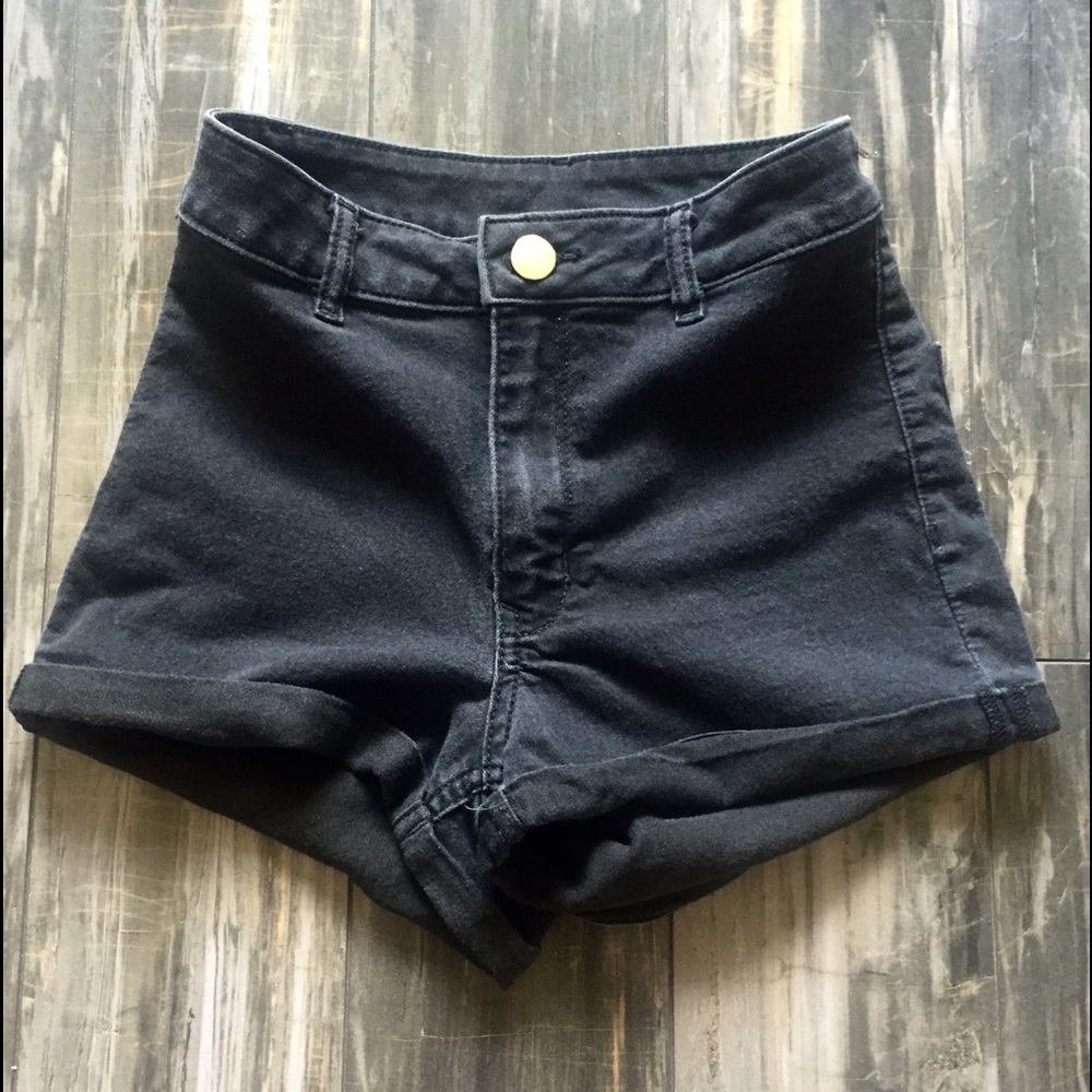 HIGH WAISTED BLACK DEMIN SHORTS