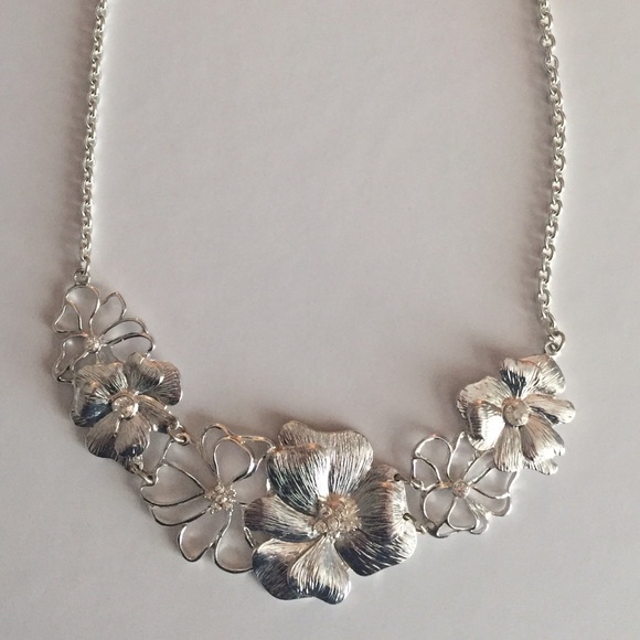 Jewelry - Silver bib necklace