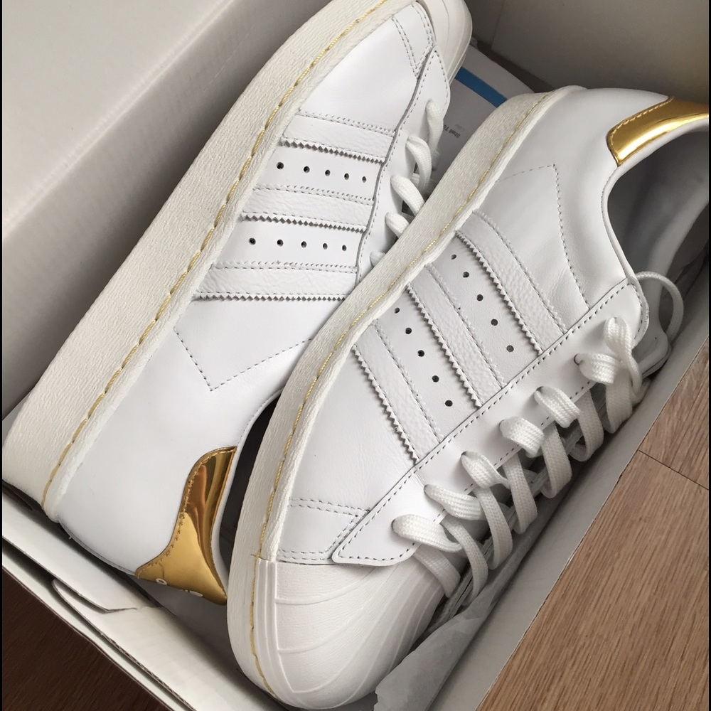 White + Metallic Gold Adidas Superstar Fits sz 10