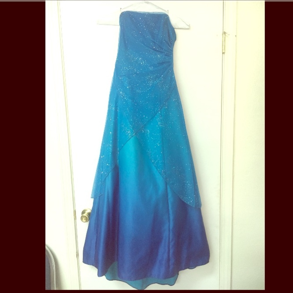 Blue sparkley strapless prom dress