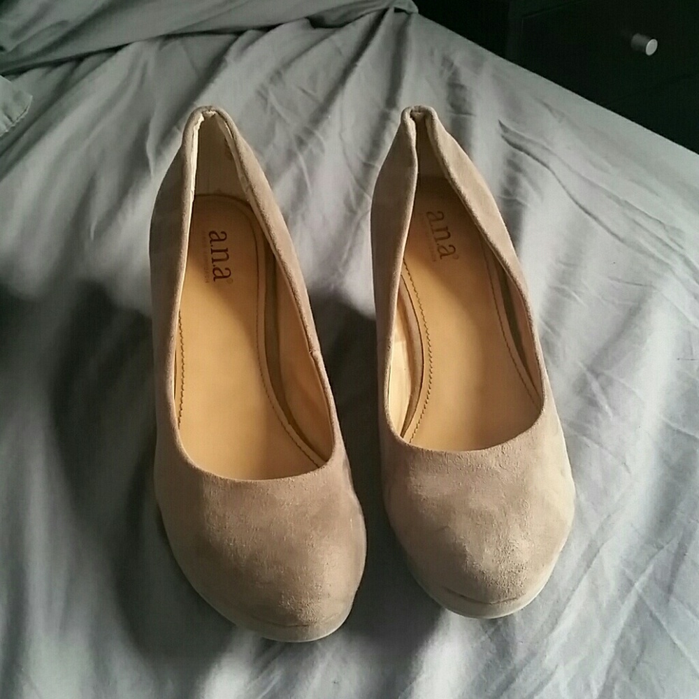 TAN WEDGES