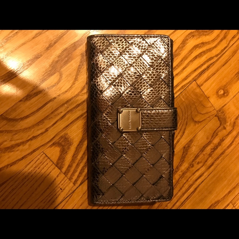 REDUCED Michael Kors Wallet matches MK bag