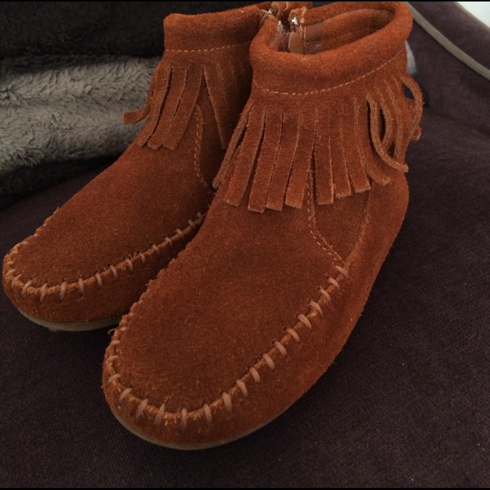 Minnetonka leather single fringe hard sole boot 12