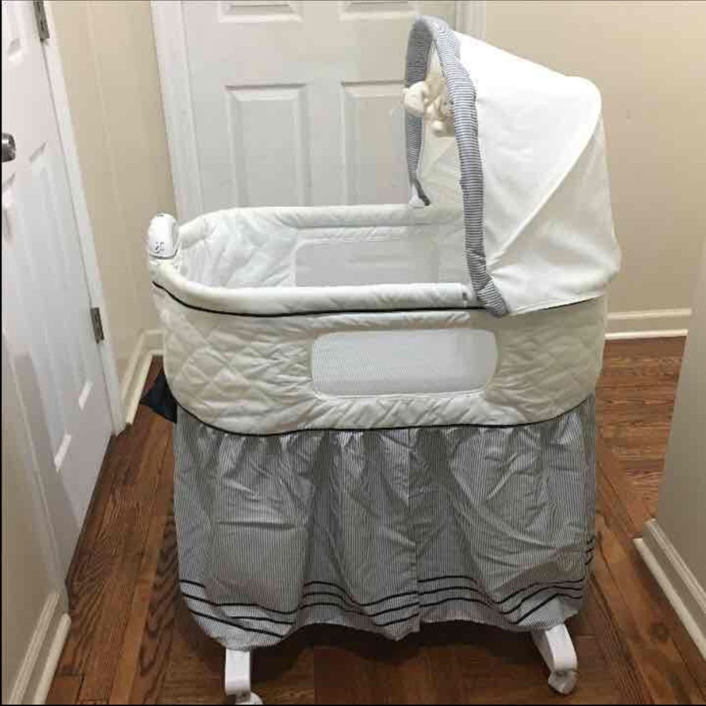 Safety 1st Nod-A-Way bassinet - Bow tie