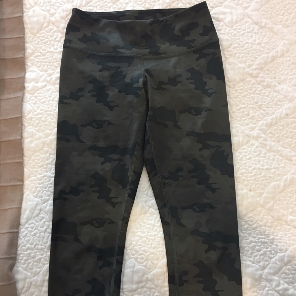 Lululemon wunder under camo crops