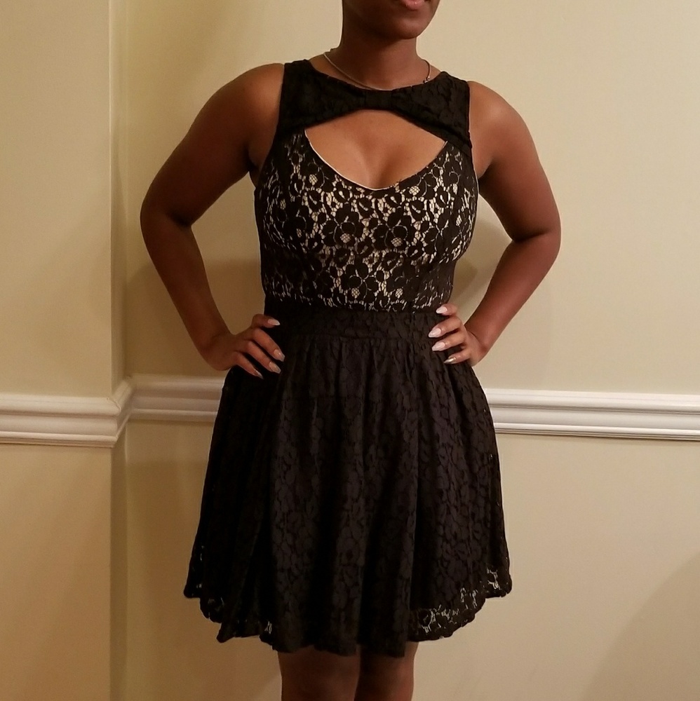 Black lace formal dress - Picture 3 of 4