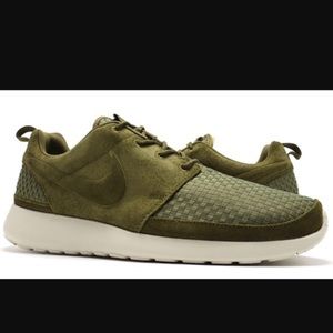 Nike Men's squadron green Roshes