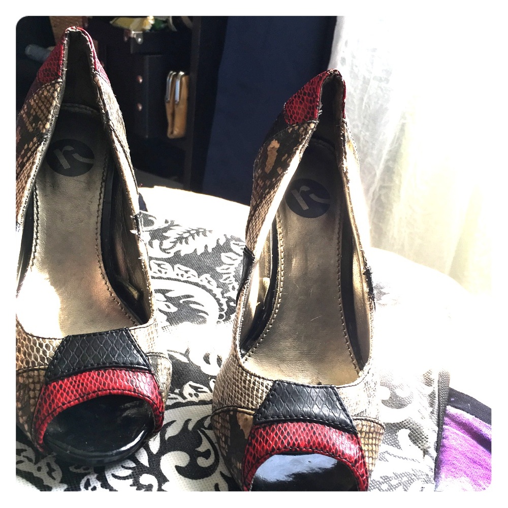 Heels size 6 small only used once.