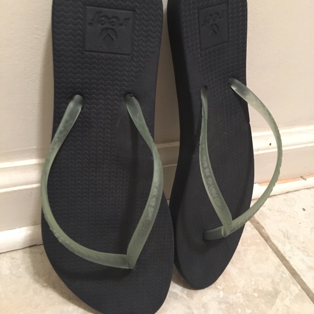 Reef Escape Lux Flip Flops: Navy: Size 6.