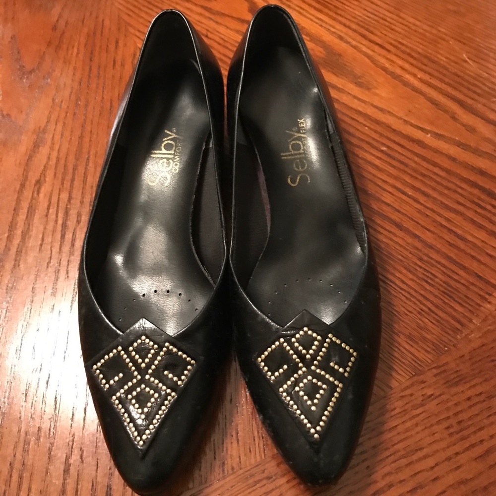 Shelby low heeled pumps with gold accents size 7