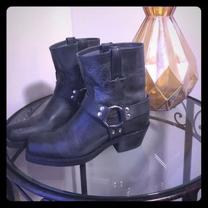 Frye mid Boots
