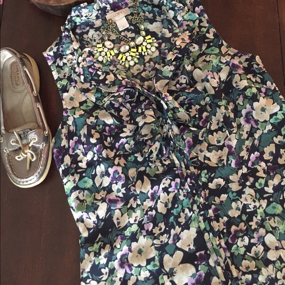 Floral LOFT blouse with front ruffling