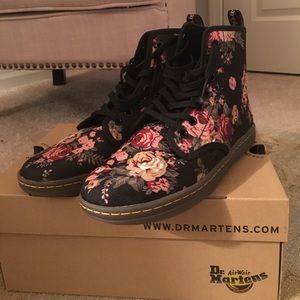 Dr. Martens Shoreditch Victorian Flowers Boots