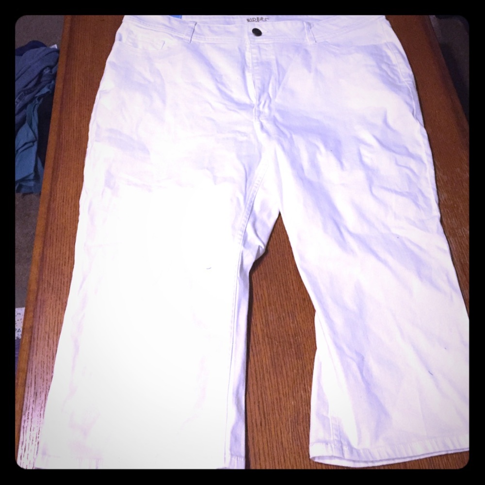 White stretch Capri size 20