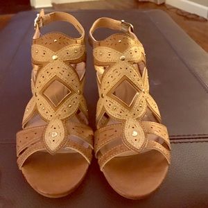 Size 9 xoxo wedge sandals
