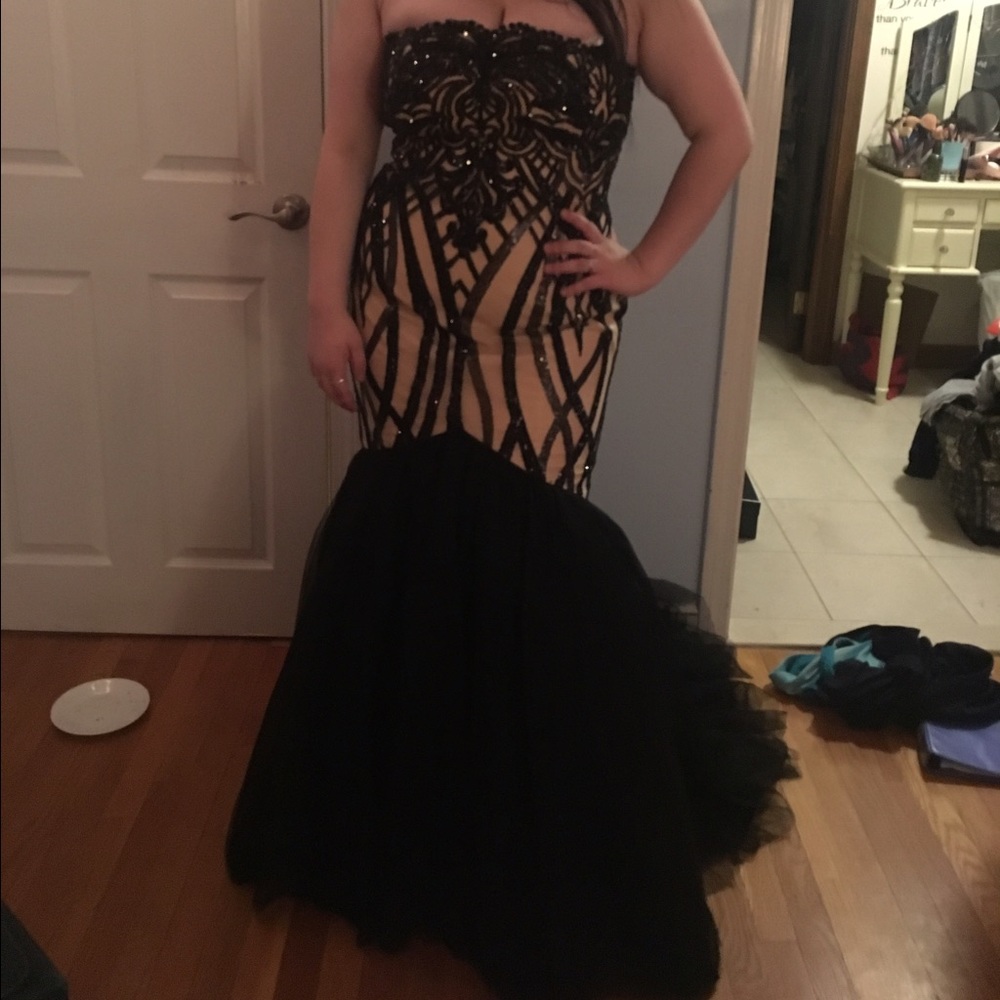 NWT black and nude prom dress