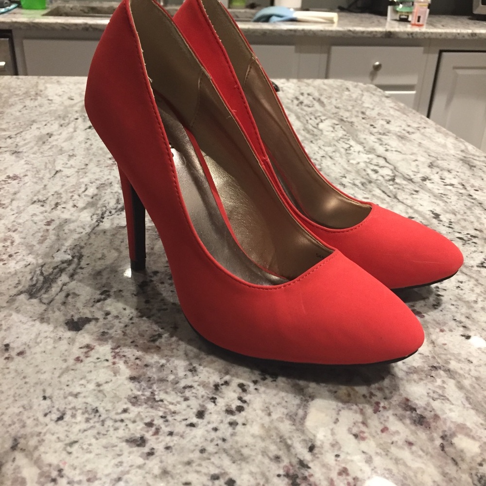 💙Coral faux suede pumps💙