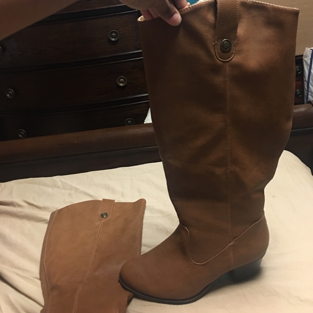 Boots - Picture 2 of 3