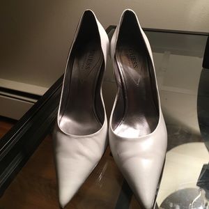 GUESS white leather pumps