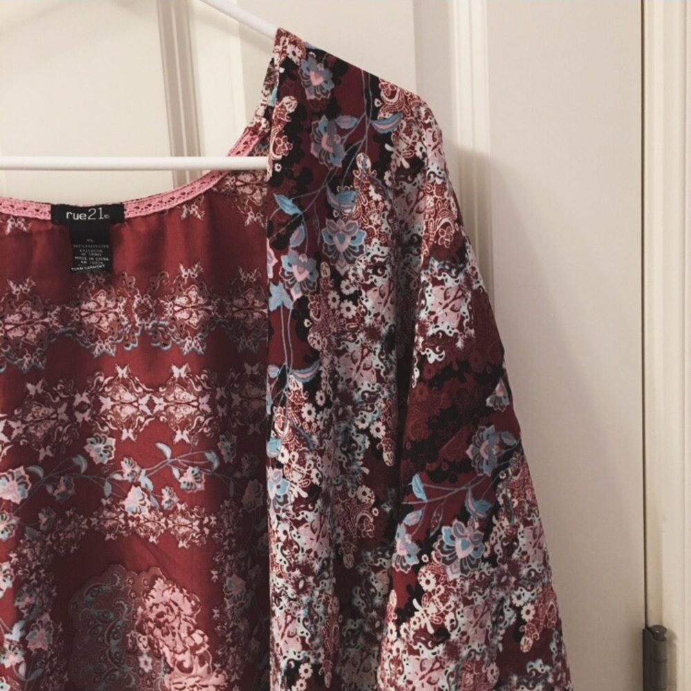 🔴 SOLD 🔴 Silky Floral Kimono