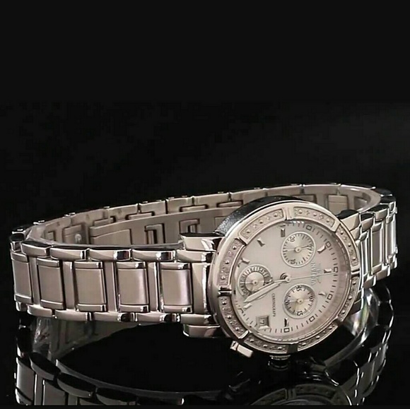 Big sale, NWT Invicta diamond Accented watch - Picture 3 of 4